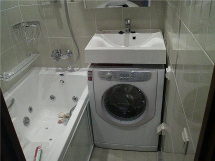 Waschmaschine in einem kleinen Badezimmer