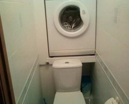 Waschmaschine in der Toilette