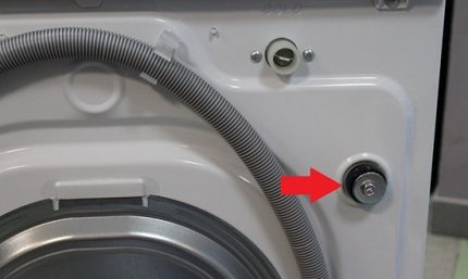Entfernen der Transportsicherungsschrauben