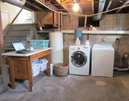 Waschmaschine im Keller eines Privathauses