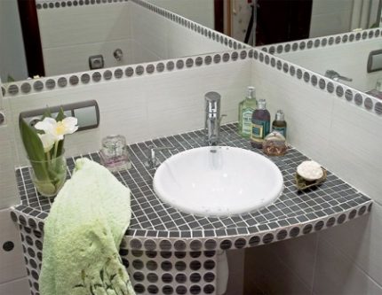 Arbeitsplatte für ein Eckwaschbecken