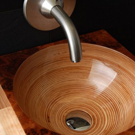 Eckwaschbecken aus Holz