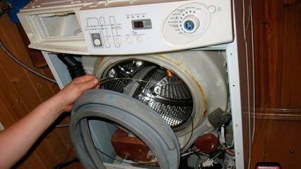Как да свалите уплътнението на зареждащия люк