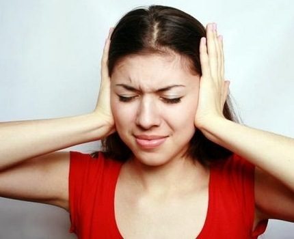Нивото на шума на хладилника не трябва да надвишава 50 dB. Момиче си затваря ушите с ръце.