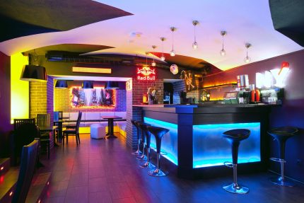 Bunte Beleuchtung in der Bar