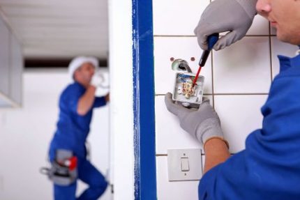 Elektroinstallationsarbeiten zu zweit