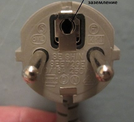 Щепсел със заземяване