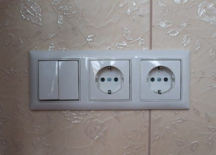 Блок контакти с двуклавишен превключвател