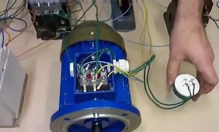 Tepelné relé sa pripája priamo k chránenému objektu Vypnutie elektromotora