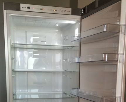 Kühlschrank Sharp SJ-B236ZRSL von innen