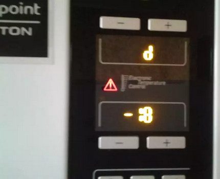 Bedienfeld des Kühlschranks Ariston