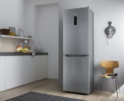 Ariston Kühlschrank im Raum