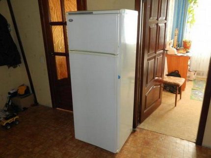 Kühlschrank mit dem Logo Minsk in einer Standardwohnung