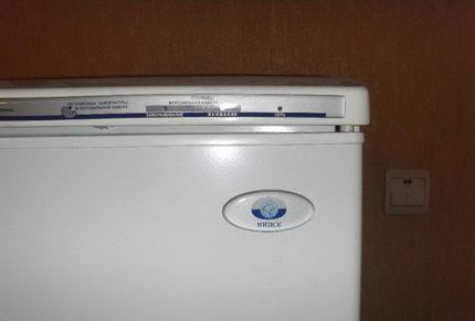 Gehäuse des Kühlschranks mit dem Logo Minsk