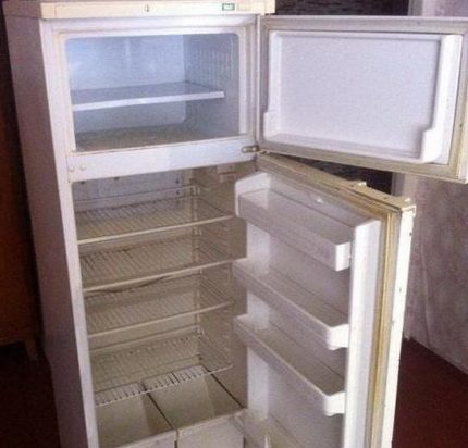 Alter Zweikammer-Kühlschrank