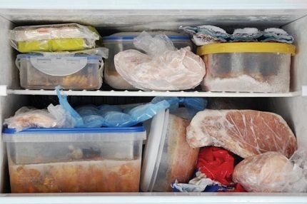 Gefrierschrank, vollgestopft mit Lebensmitteln