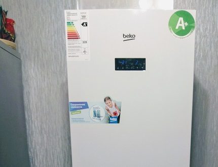 Informationsaufkleber auf dem Kühlschrankgehäuse