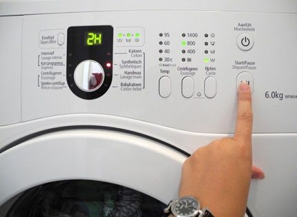 Taste zum Starten des Waschvorgangs am Gerät