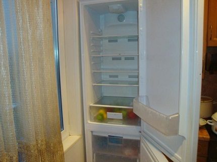 Преобръщаема вратичка на хладилника