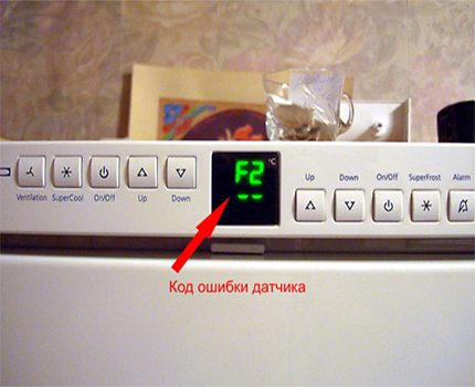 Fehlercode auf der Bedienblende des Kühlschranks