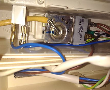 Das im Kühlschrank installierte Thermorelais