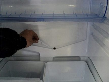 Position der Abflussöffnung des Kühlschranks