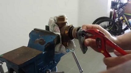 Процес на завиване на предпазното устройство