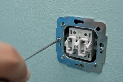 Инсталиране на превключвателя в подрозетника