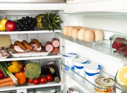 Продукти на рафтовете на хладилника