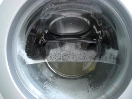 Wasser in der Trommel nach dem Waschgang