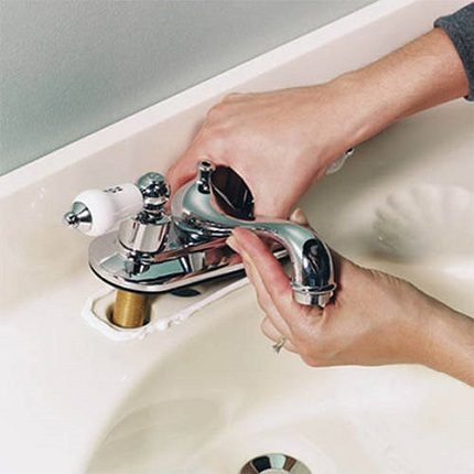 Schlauchauslass unter dem Waschbecken