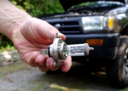 Използване на лампи с халогенни пари за автомобили Автомобилна халогенна лампа