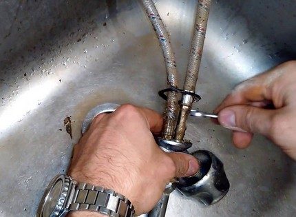 Налеп по старата подводка за смесител