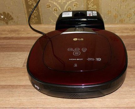 Червен робот-прахосмукач LG