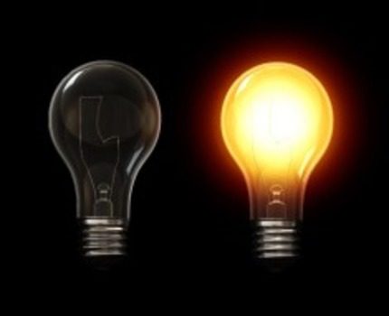 Eine normale Glühlampe als vorübergehende Lösung für das Flackern einer LED-Leuchte Glühlampe