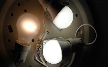 Eine der Lampen eines Kronleuchters kann flackern Flackern von Lampen