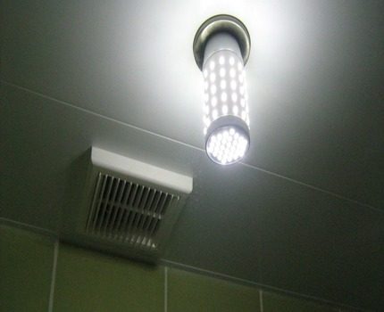 Bei billigen Lampen können die Dioden nach einem Monat Betrieb ausfallen. Flackern aller Lampen des Kronleuchters