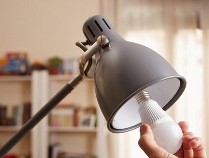 Модел на осветително тяло със сменяема светодиодна крушка