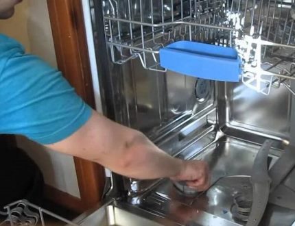 Особености при грижата за повърхностите на устройството Особености при грижата за повърхностите на устройството