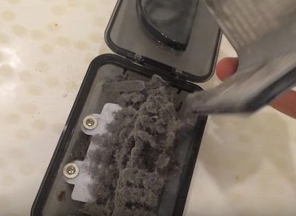 Прахоуловителят на робота е препълнен