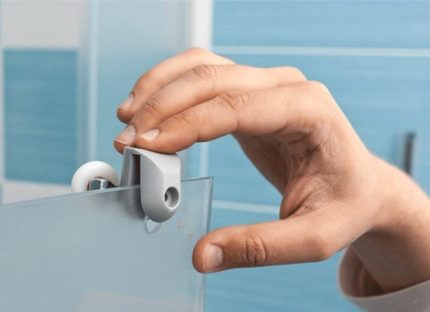 Befestigung der Rolle an der Tür