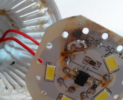 Изгорели LED-елементи на платката Изгорели LED-елементи на платката