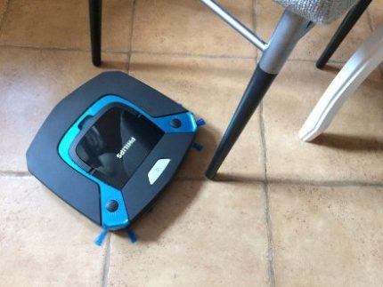 Роботът Philips 8794 почиства плочките.