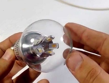 Eine hochwertige Lampe zeichnet sich durch problemlosen Betrieb aus. Erkennung des Flackerns