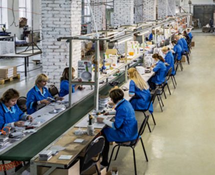 Цех за сглобяване на светодиодни крушки
