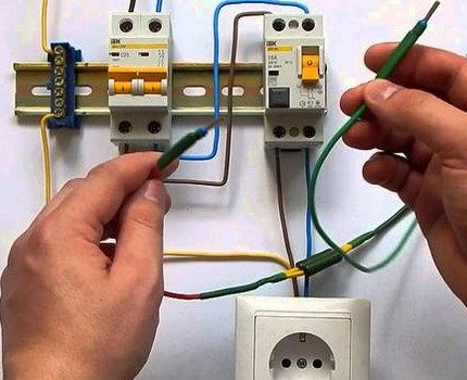 Майсторът проверява работоспособността на УЗО Майсторът проверява работоспособността на УЗО