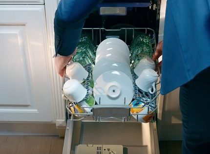 Съдове в кошницата на съдомиялната машина