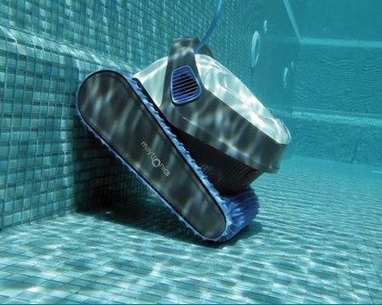 Преодоляване на препятствия от робот за почистване на басейни