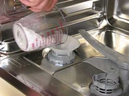 Salz in die Maschine einfüllen