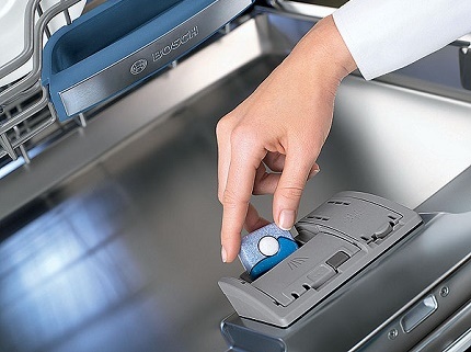 Einlegen der Tabletten in das Fach der Spülmaschine